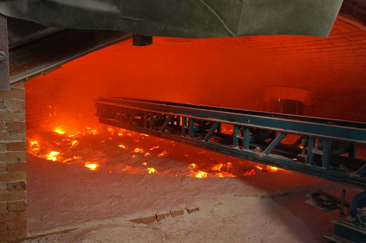 Continuous glass furnace