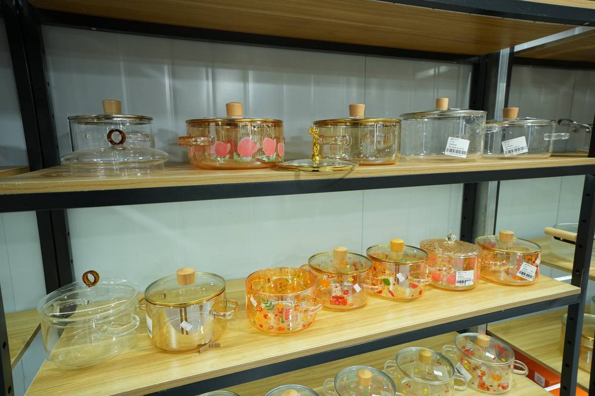 Bakeware & storage display